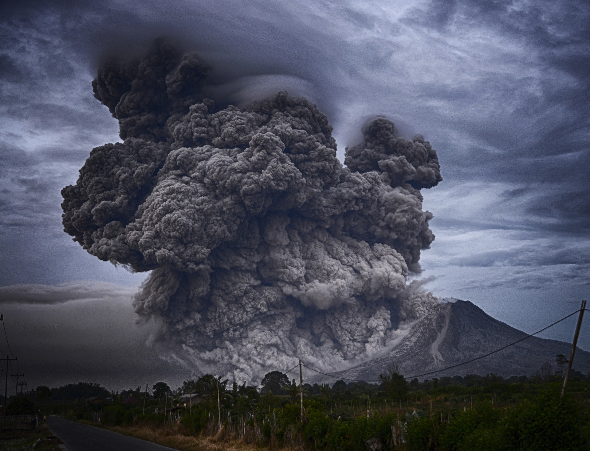 根据预测，哥伦比亚在不久的将来可能会有一次强烈的火山喷发。